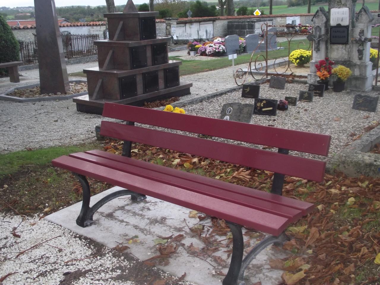 des bancs dans le cimetière depuis 2013