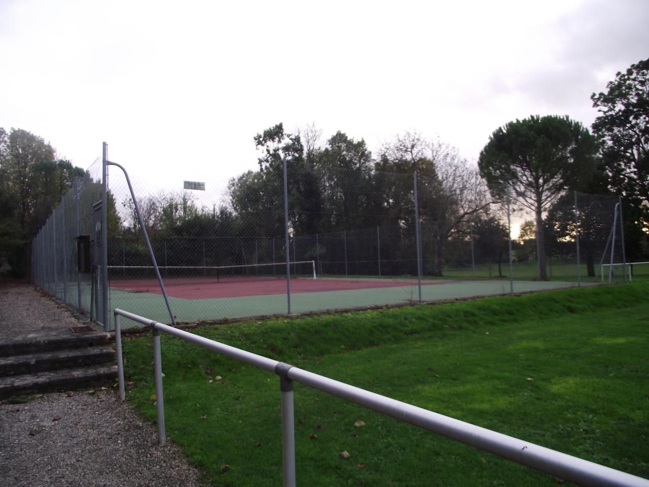 LE TERRAIN DE TENNIS