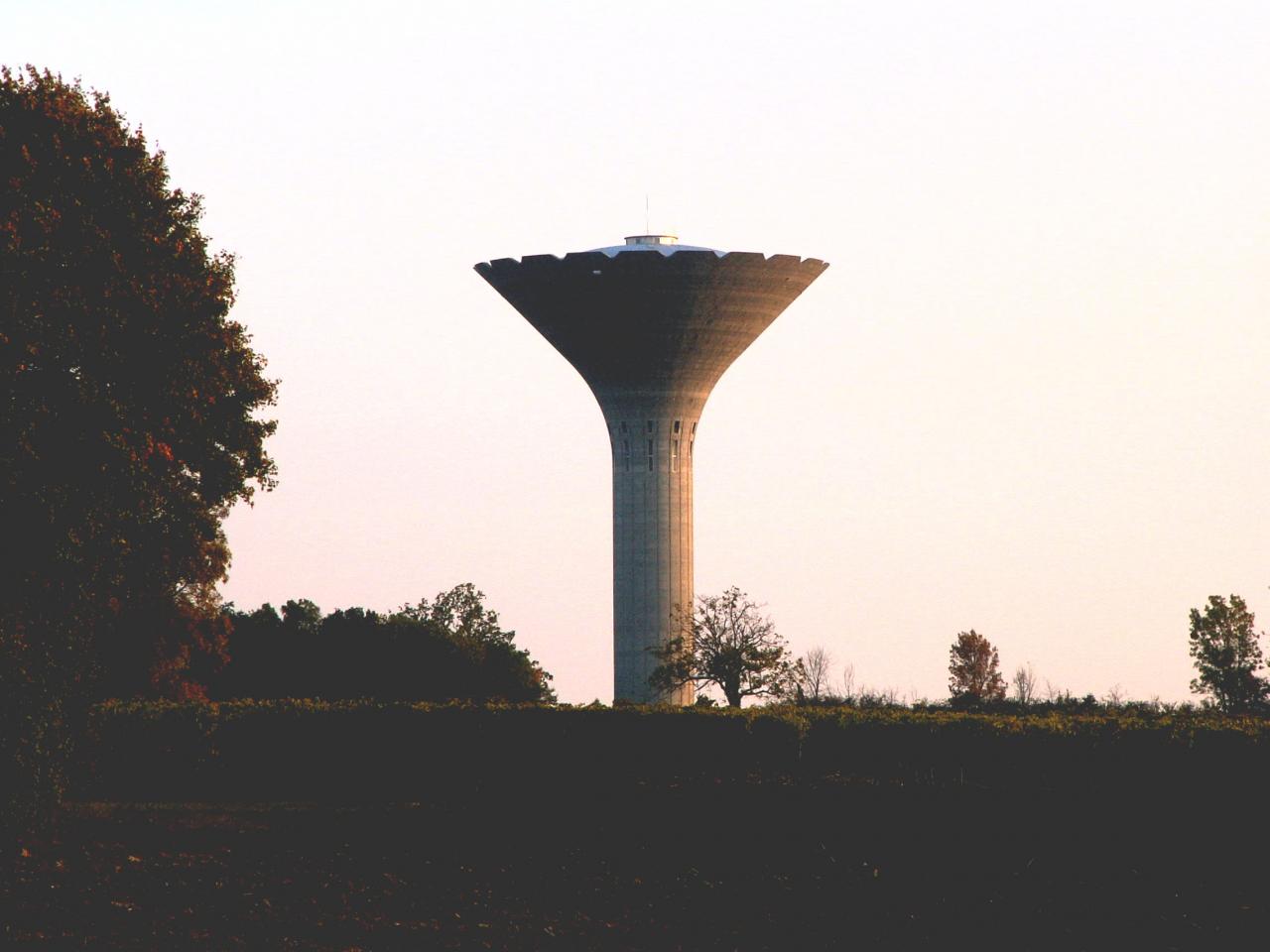 château d'eau à la tombée de la nuit