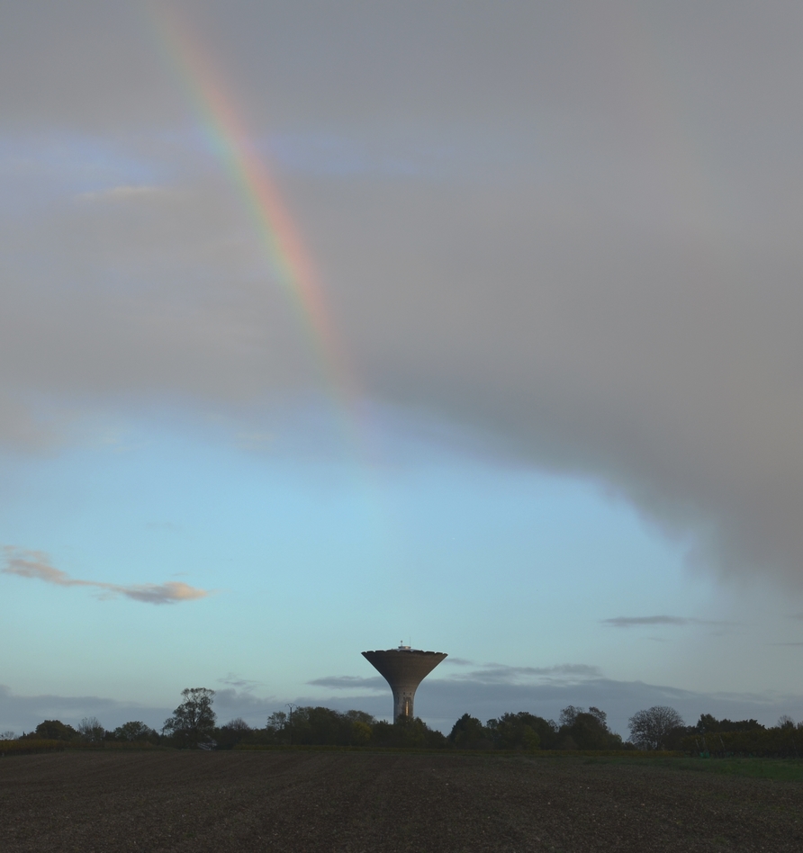 Un arc-en-ciel au-dessus du château d'eau