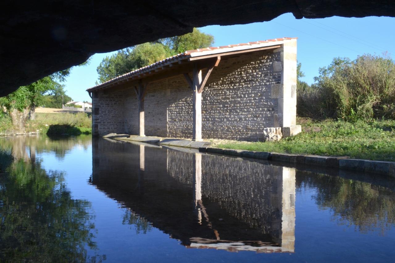 Le lavoir depuis l'arche du pont, le 12-08-2016