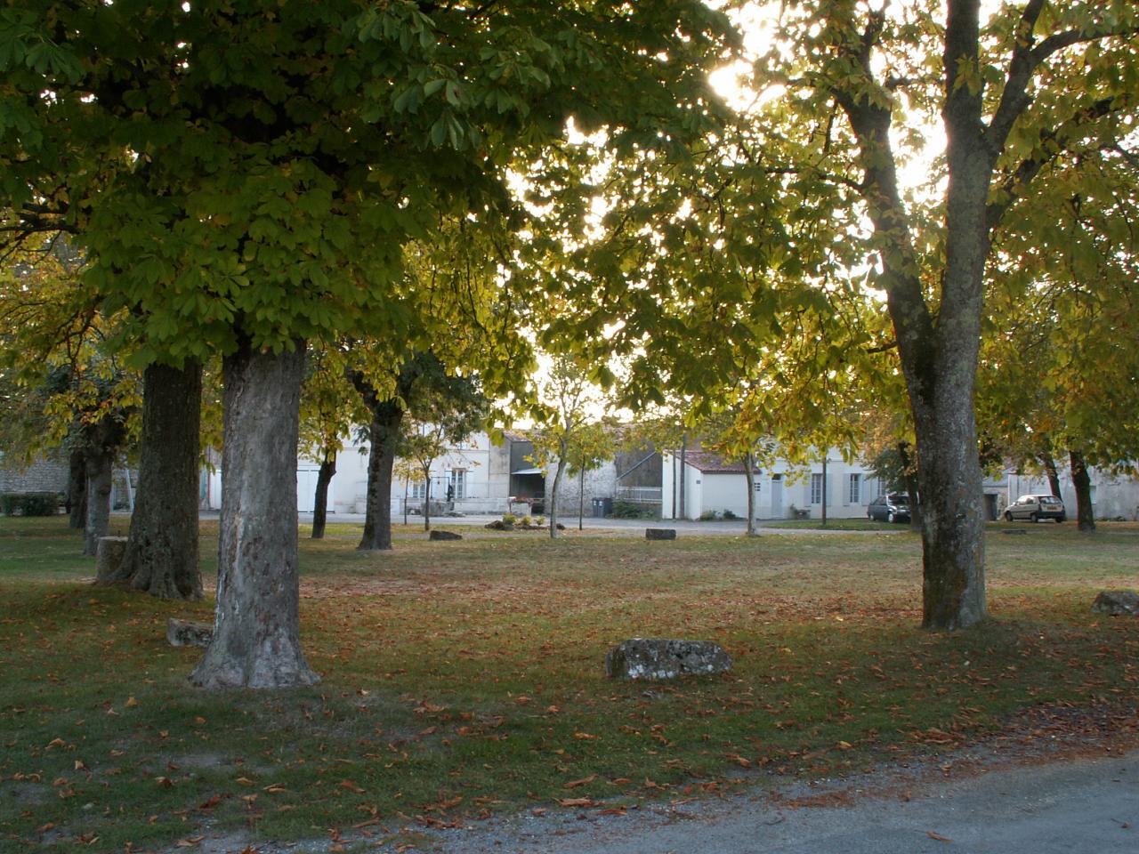 Place du Logis à La Giraud