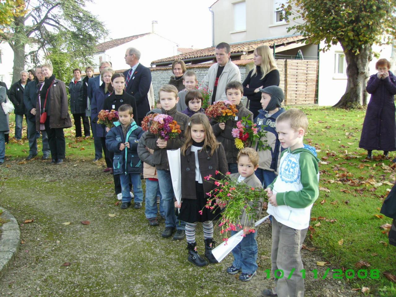 Enfants scolaireaux monuments aux morts  2008