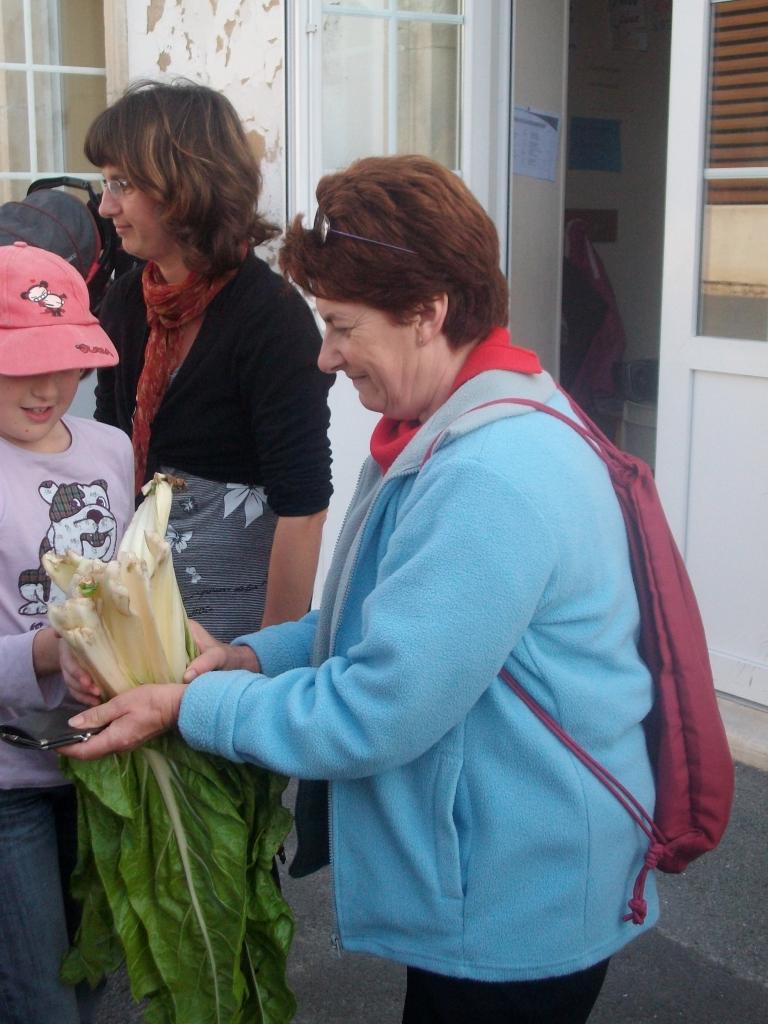 Une élue qui fait son marché à l'école