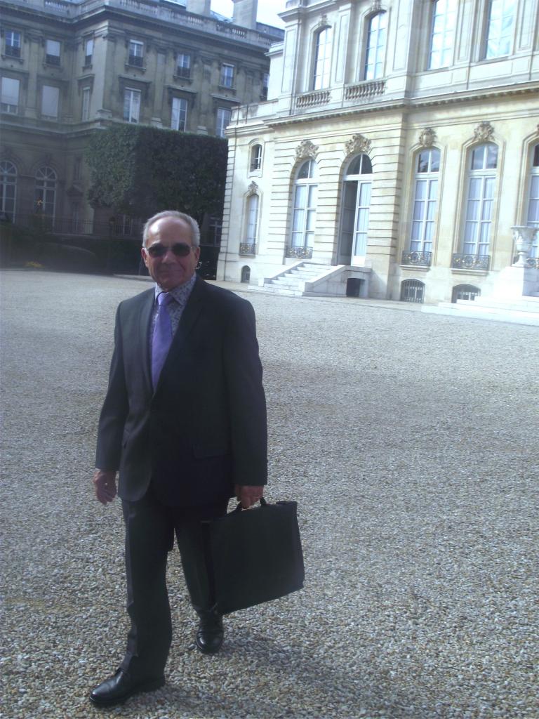 Monsieur MADE GUY le maire de 1883 à 2014  devant l'assemblée nationale