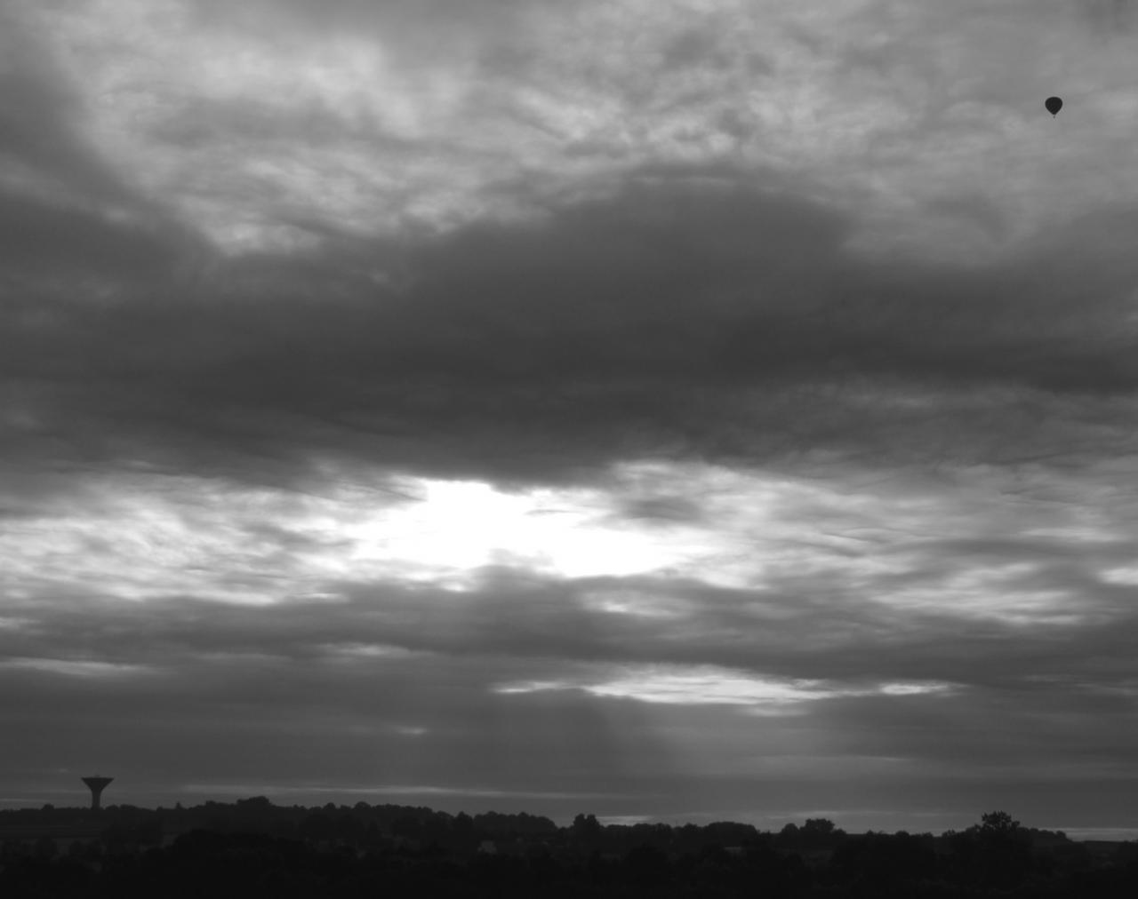 La même montgolfière au-dessus du Bourg, le 27-09-2016