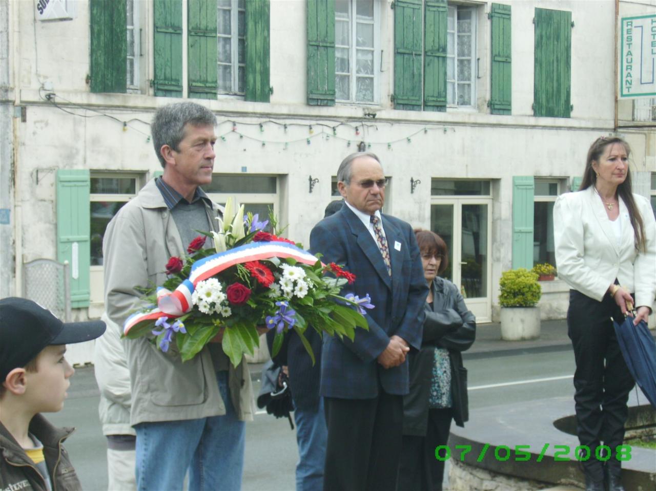 MONUMENT AUX MORTS   8 MAI 2008