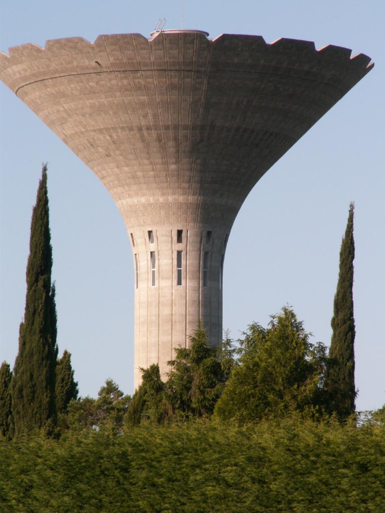 Le château d'eau gigantesque