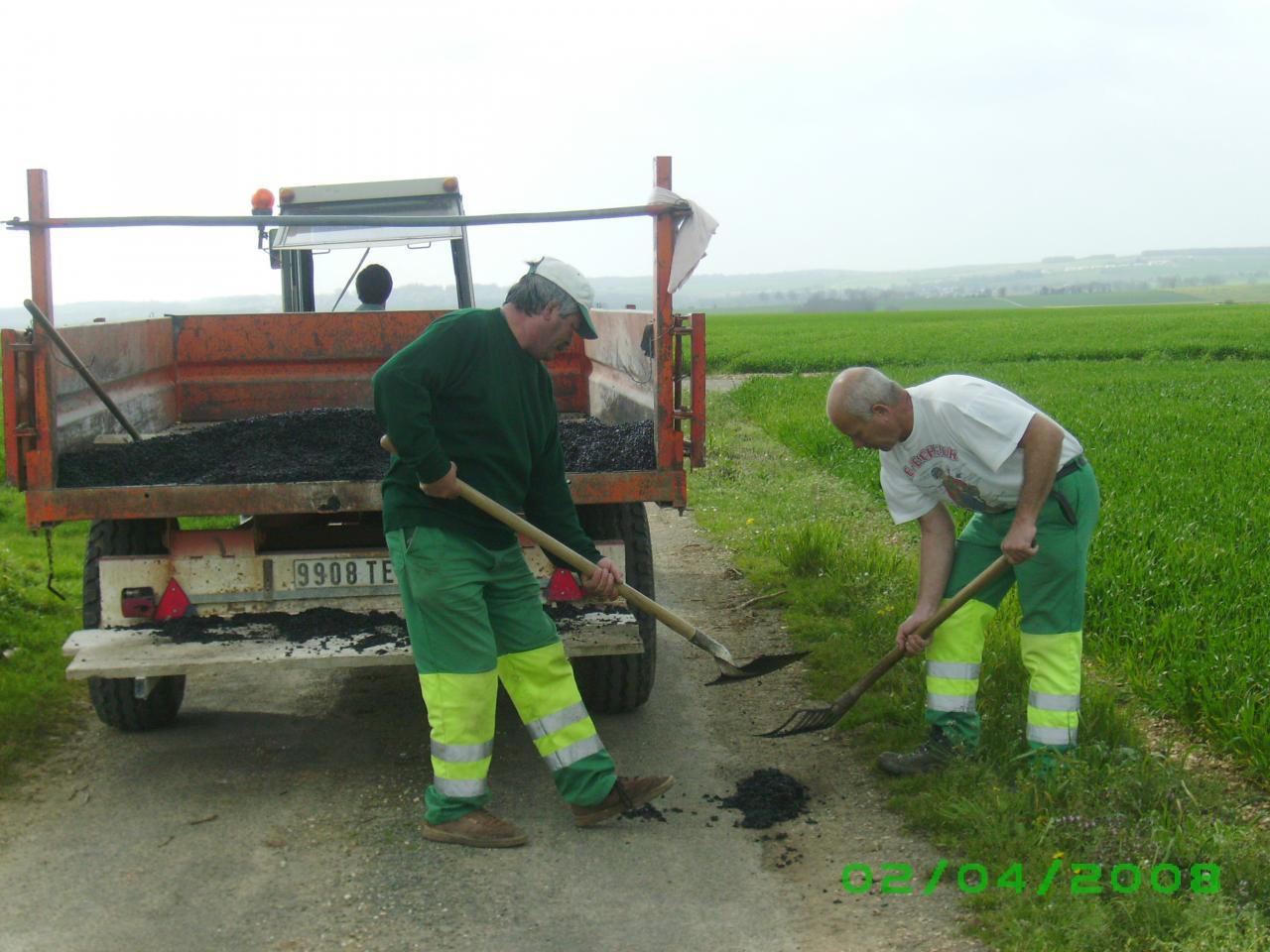 travaux voirie le 2 /4/ 2008  chemin Tourboeuf 