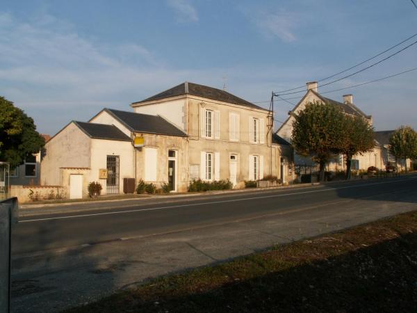 le-bourg-poste-ecole-mairie.jpg