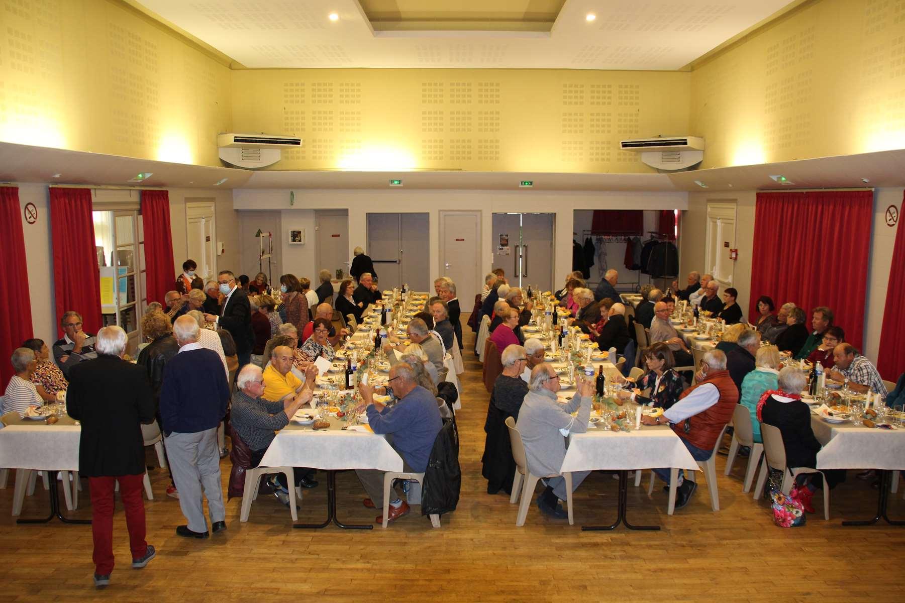 Photo groupe repas aines 2021